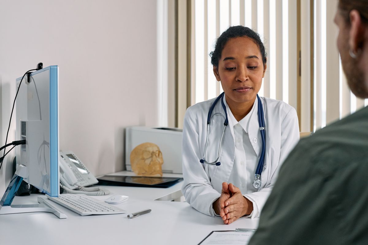 A doctor talking with a patient during a consultation at Dar Al Khaybar Medical Center